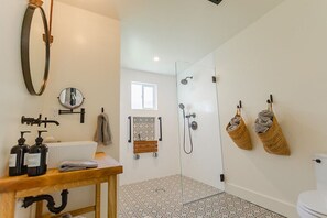 Doccia, asciugamani, sapone, shampoo