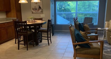 Bamboo Bayou getaway! Gorgeous bamboo and oaks with a pond