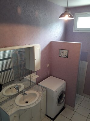 Shower - IN MONT-DORE, IN A QUIET AREA, BEAUTIFUL T3 5 MINUTES FROM TOWN CENTER AND SKI SHUTTLE WITH WIFI (Mont-Dore)