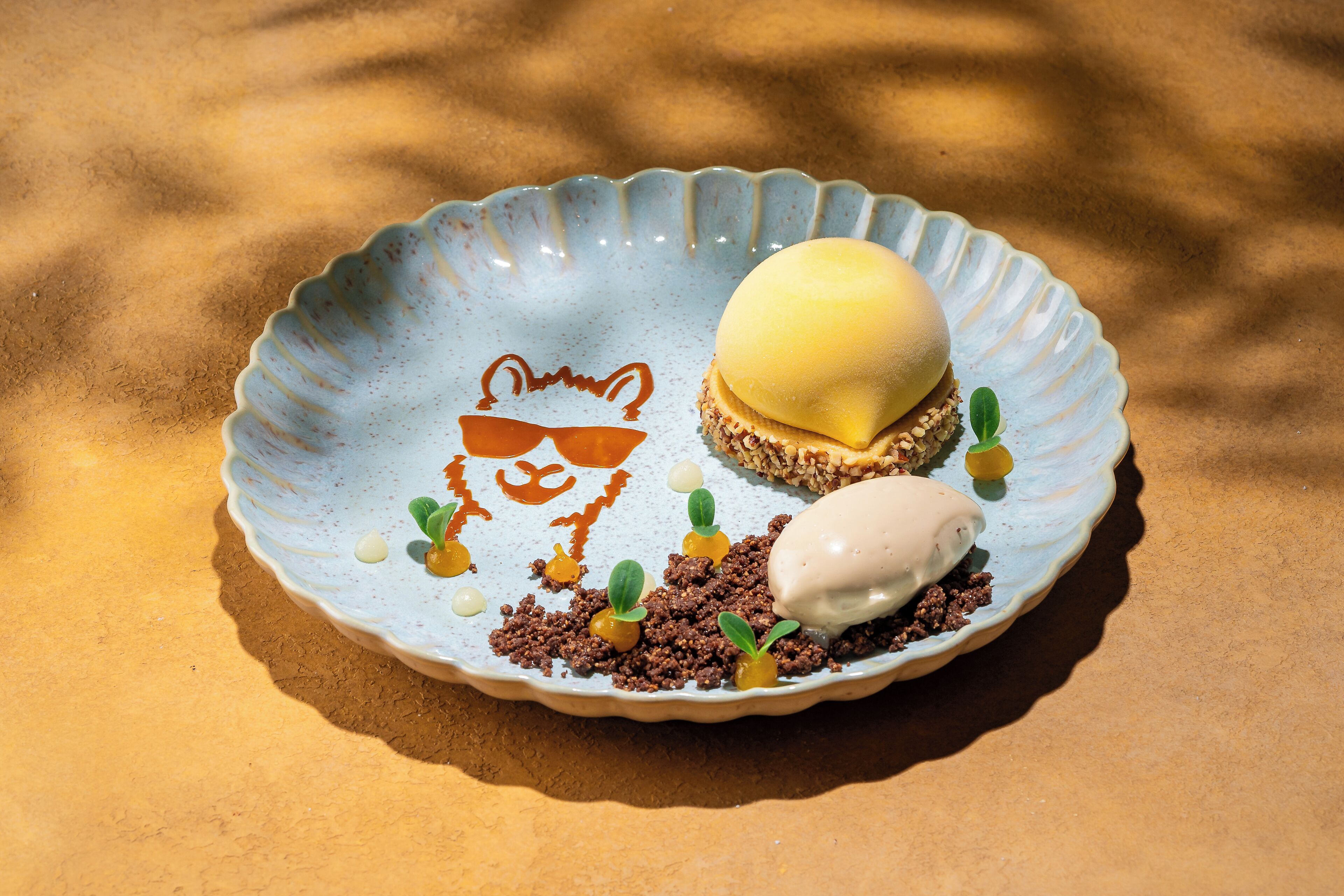 Un dessert servi dans une assiette en céramique décorée d’un motif de personnage de dessin animé.