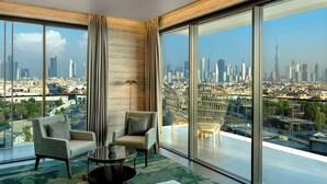 Habitación de hotel moderna con amplios ventanales de piso a techo que ofrecen vista al horizonte de la ciudad.