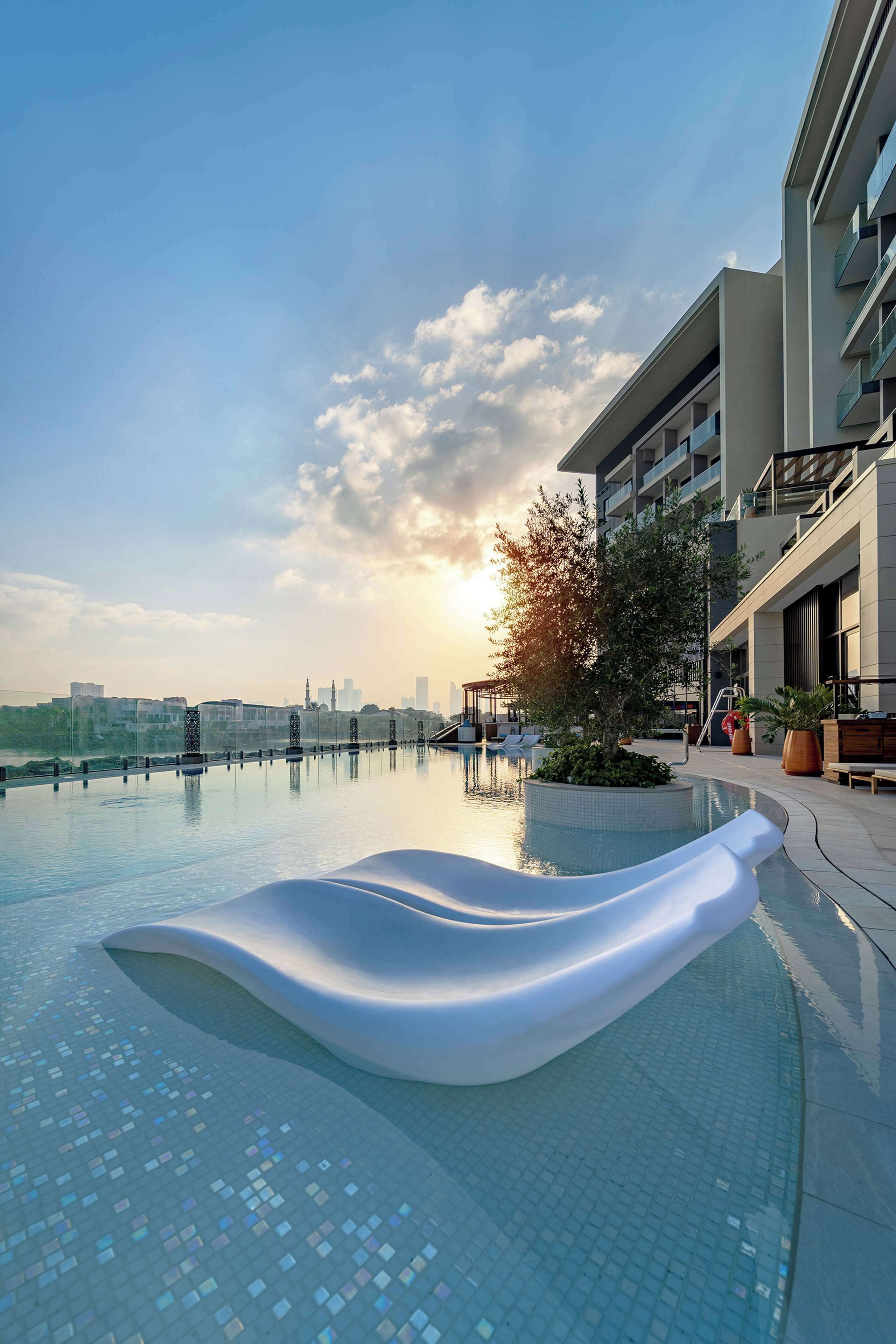 Piscine extérieure, chaises longues