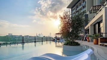 Piscine extérieure, chaises longues