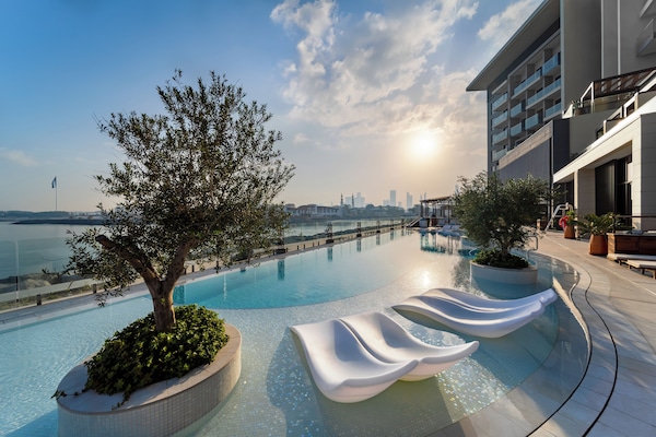 Piscina externa, funciona das 8h30 às 20h, espreguiçadeiras