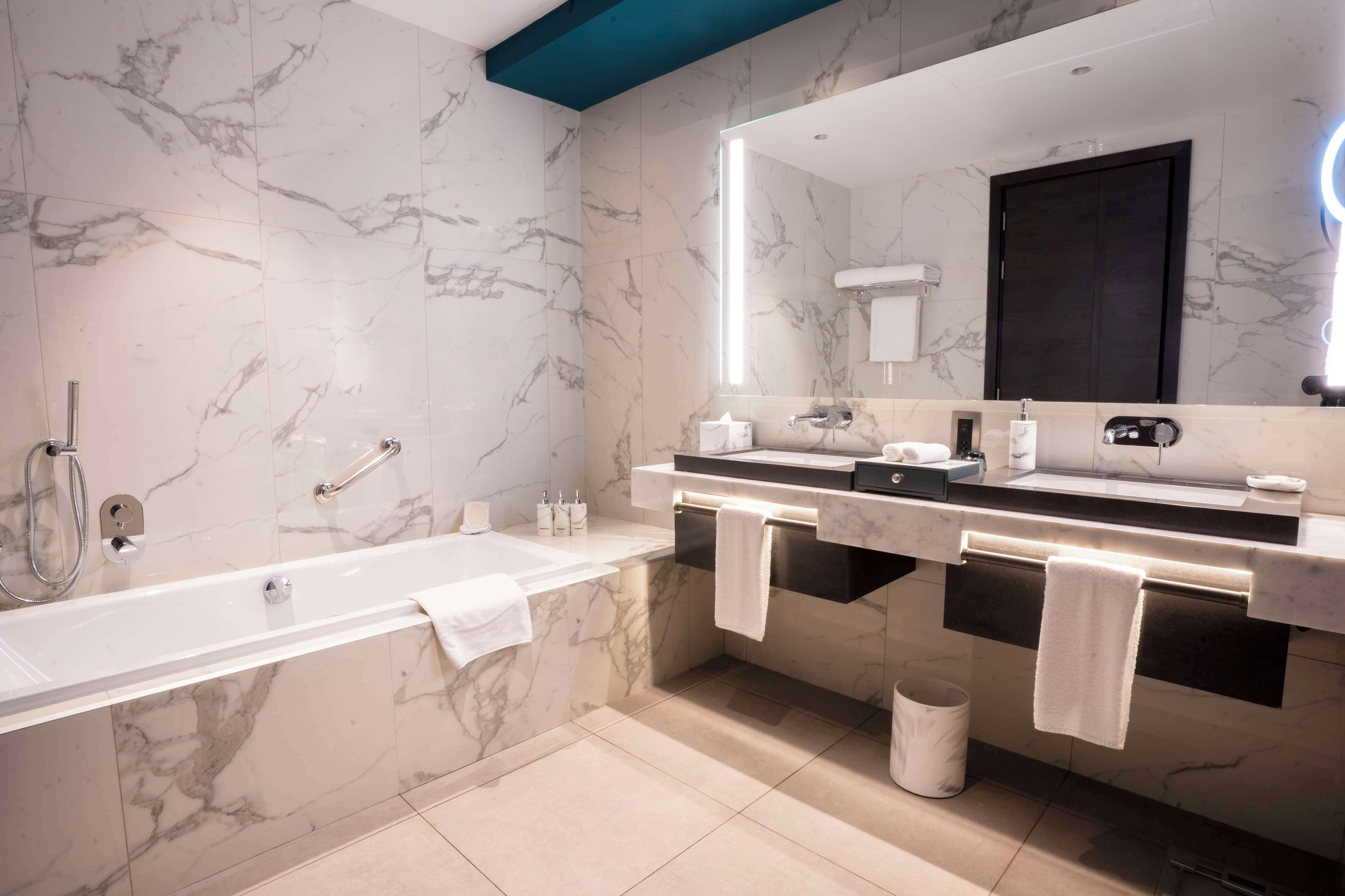 deluxe room, 1 king bed, complimentary transfer to mercato mall, 20% off food & soft beverage | bathroom | combined shower/bathtub, eco-friendly toiletries, hair dryer, bathrobes