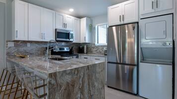 雪櫃、微波爐、焗爐、爐具