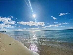 Plage, chaises longues, serviettes de plage