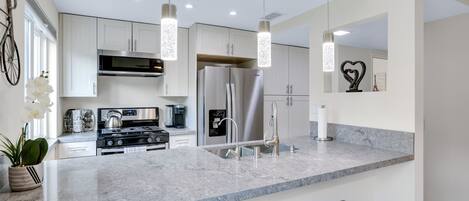 Refrigerador, microondas, horno y parrilla de estufa