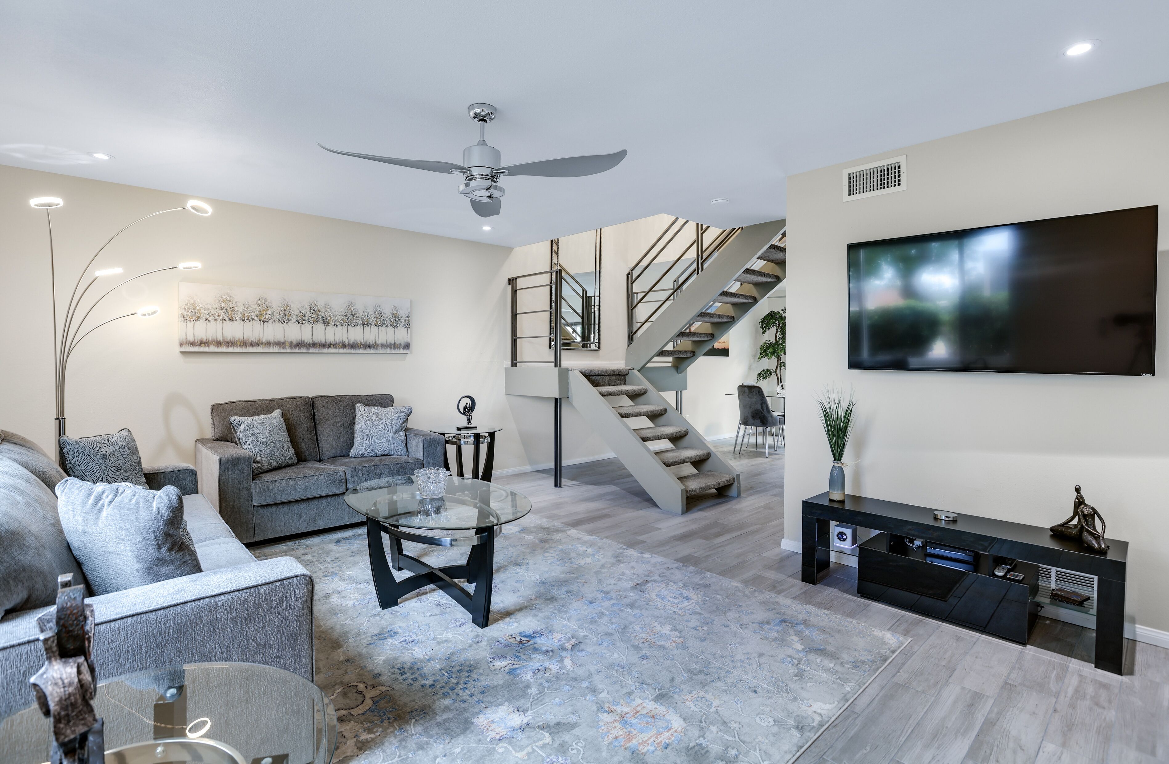 Palm Springs Uptown Art District Condo. Pool, Hot Tub, Close to Casino.