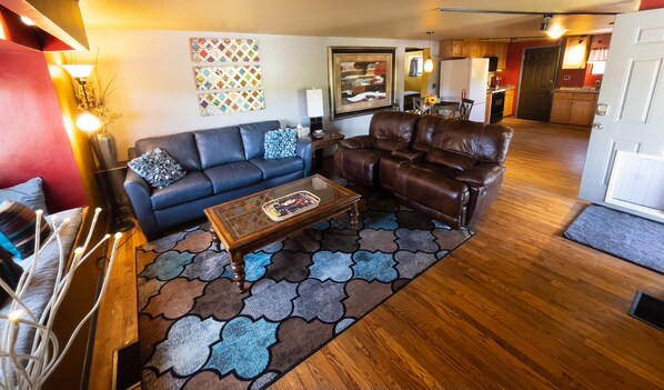 تلفزيون ذكي، مدفأة، مشغل دي في دي، كُتُب