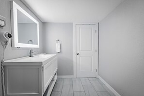 Chambre Deluxe, 1 très grand lit | Salle de bain | Ensemble douche/baignoire, serviettes fournies