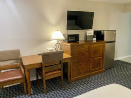 Escritorio y espacio para trabajar con laptop 