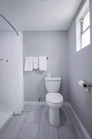 Deluxe Room, 1 King Bed | Bathroom | Combined shower/tub, towels - Welcome Inn (Eagle Pass)
