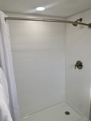 Deluxe Room, 1 King Bed | Bathroom | Combined shower/bathtub, towels - Welcome Inn (Eagle Pass)