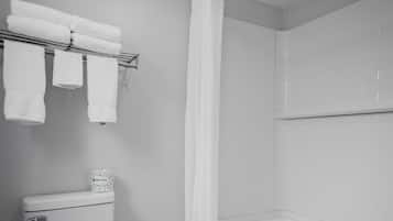 Un baño con inodoro, bañera y cortina de ducha.