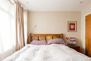 1 habitación, tabla de planchar con plancha, wifi gratis y ropa de cama 
