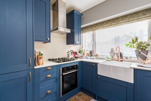 Fridge, oven, stovetop, dishwasher - Quiet artist's retreat in heart of Covent Garden (London)