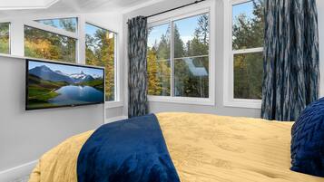 3 bedrooms, desk, free WiFi, bed sheets