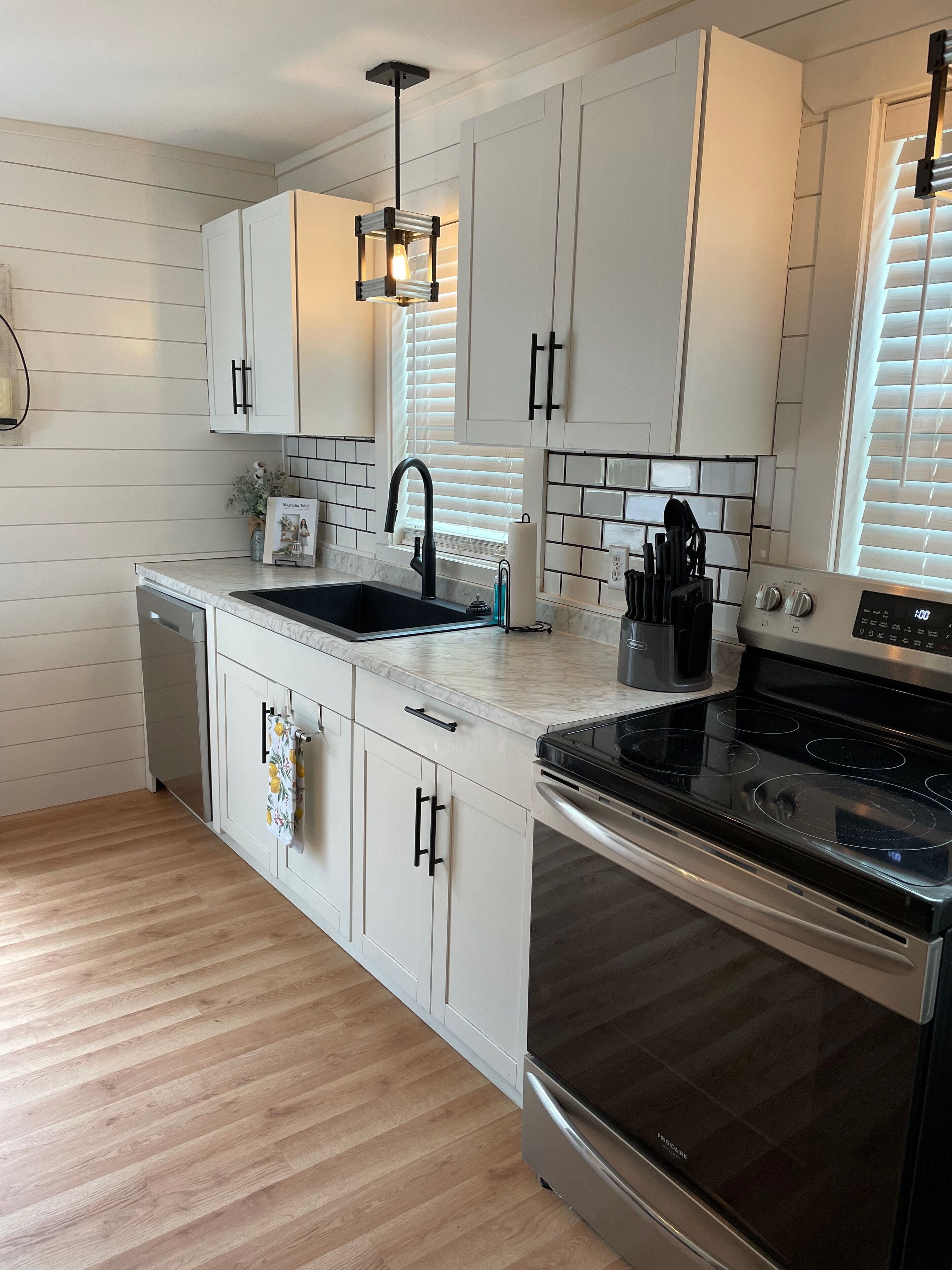 Kjøleskap, mikrobølgeovn, ovn og kokeplater