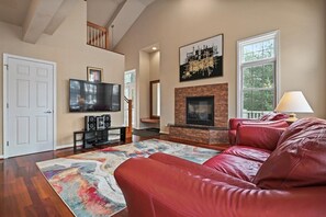 Living area - Luxury 5BD/4BTH at Big Boulder- Pro Pool Table- 10 FREE LAKE CLUB PASSES! (Lake Harmony)