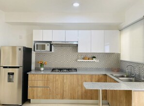 Kjøleskap, mikrobølgeovn, ovn og kaffetrakter/tekoker