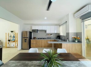 Kjøleskap, mikrobølgeovn, ovn og kaffetrakter/tekoker