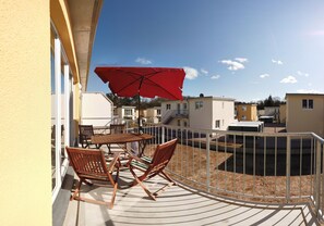 Outdoor dining - Seagull greeting on the Baltic Sea (Gelbensande)