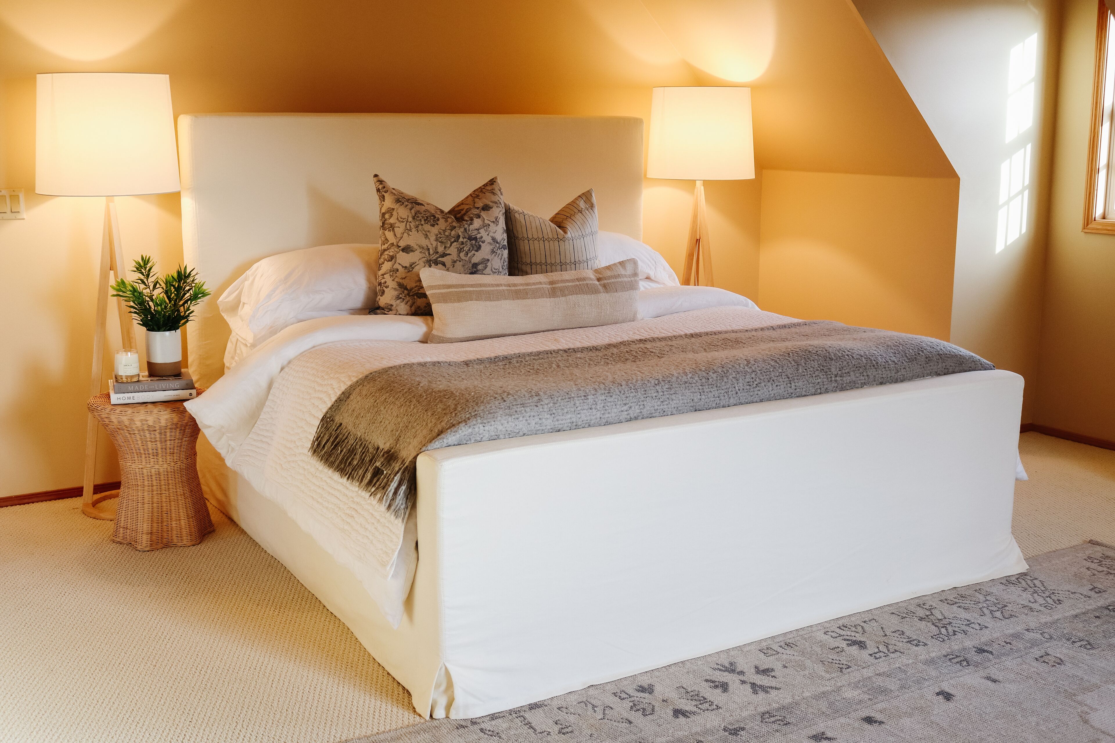 Beautifully furnished cottage, just a few steps from the beach.