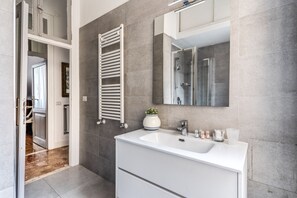 Dusche, Haartrockner, Bidet, Handtücher