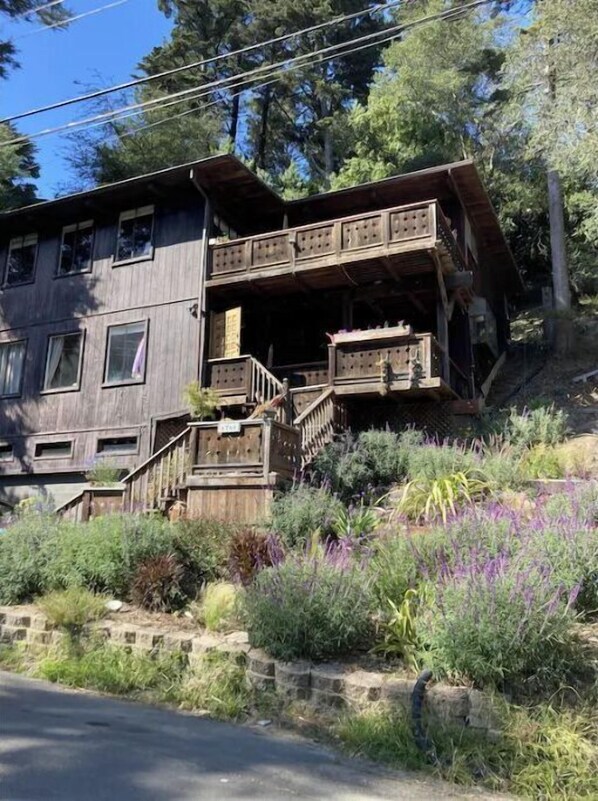 Situated on a hillside, this cabin offers a balcony and stunning views of the surrounding vegetation.