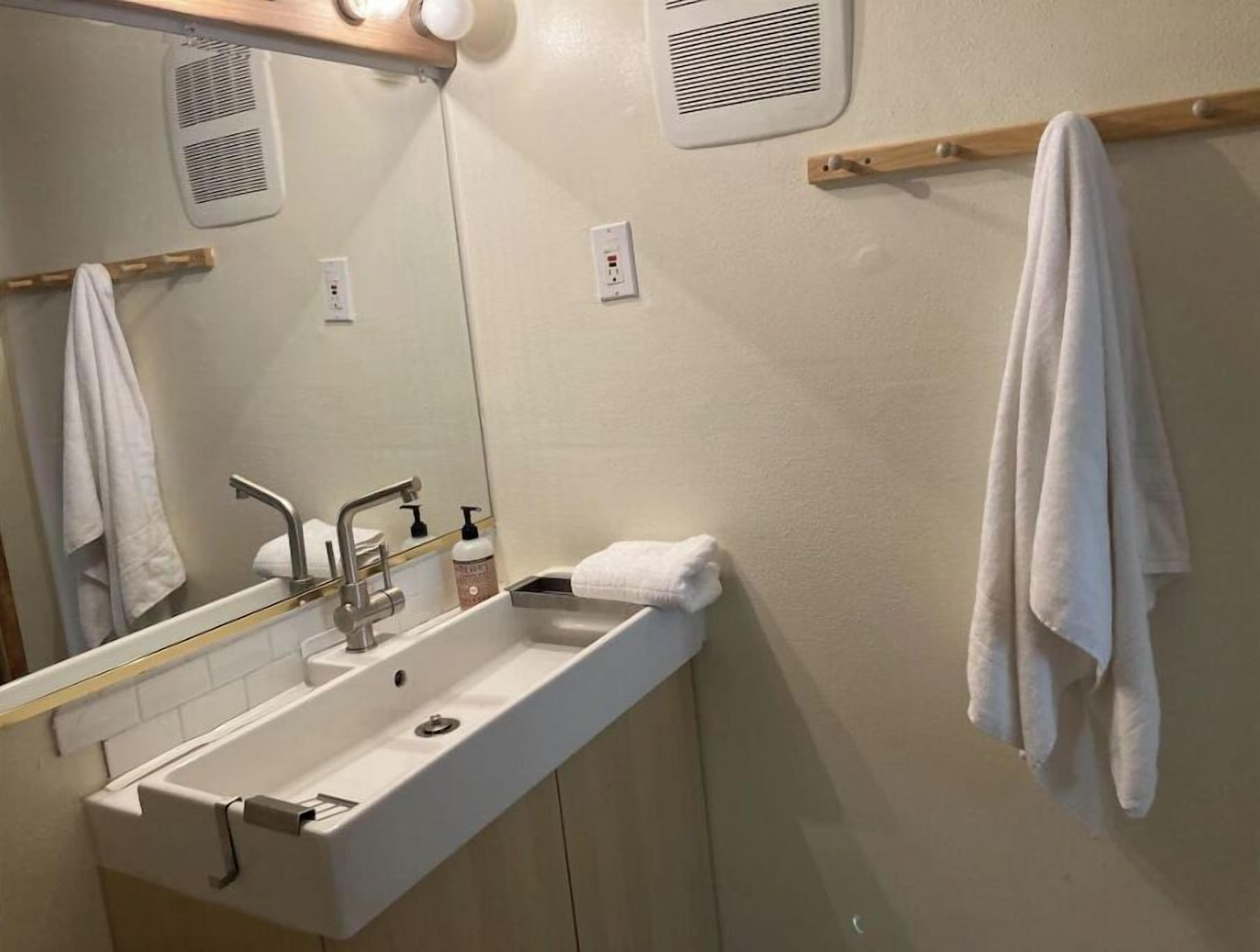 Douche, serviettes fournies, savon, shampoing