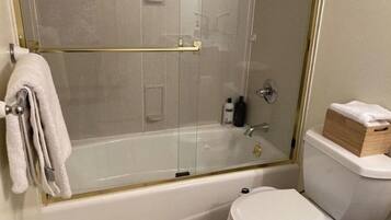 Douche, serviettes fournies, savon, shampoing