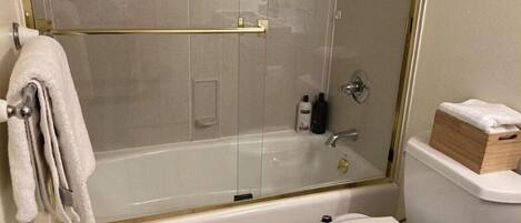 Douche, serviettes fournies, savon, shampoing