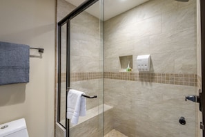 Combined shower/tub, hair dryer, towels - Discover Sedona Fox Den: a luxury 3-bedroom retreat with stunning red rock views. (Sedona)