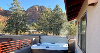 Casita w/ Hot Tub on Rooftop, Al Fresco Dining, Full Kitchen+Iconic Views!