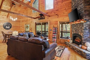 Een smart-tv, een open haard en videogames