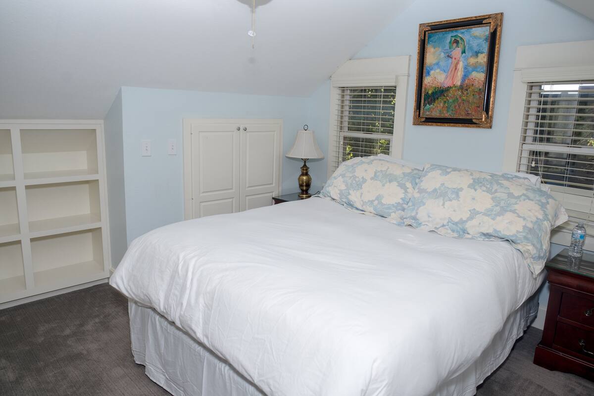Basic Single Room | Iron/ironing board, WiFi (free), bed sheets