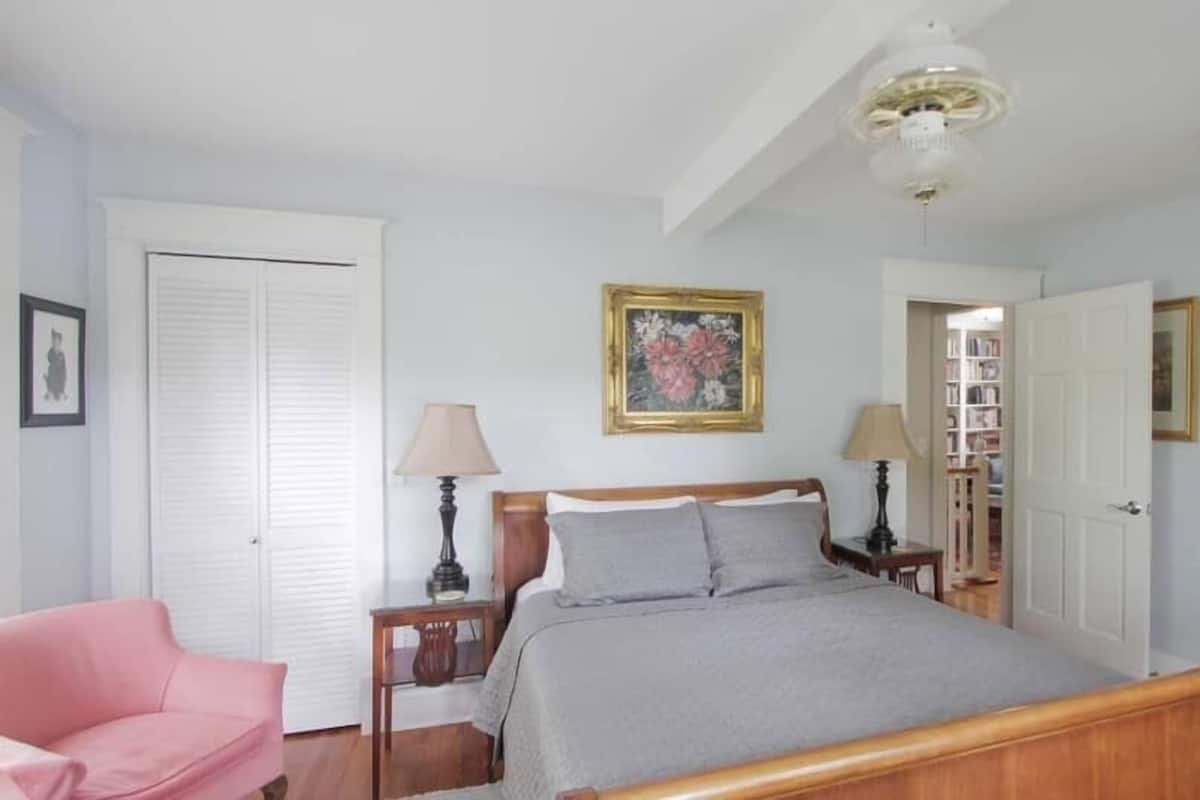 Room | Iron/ironing board, WiFi (free), bed sheets