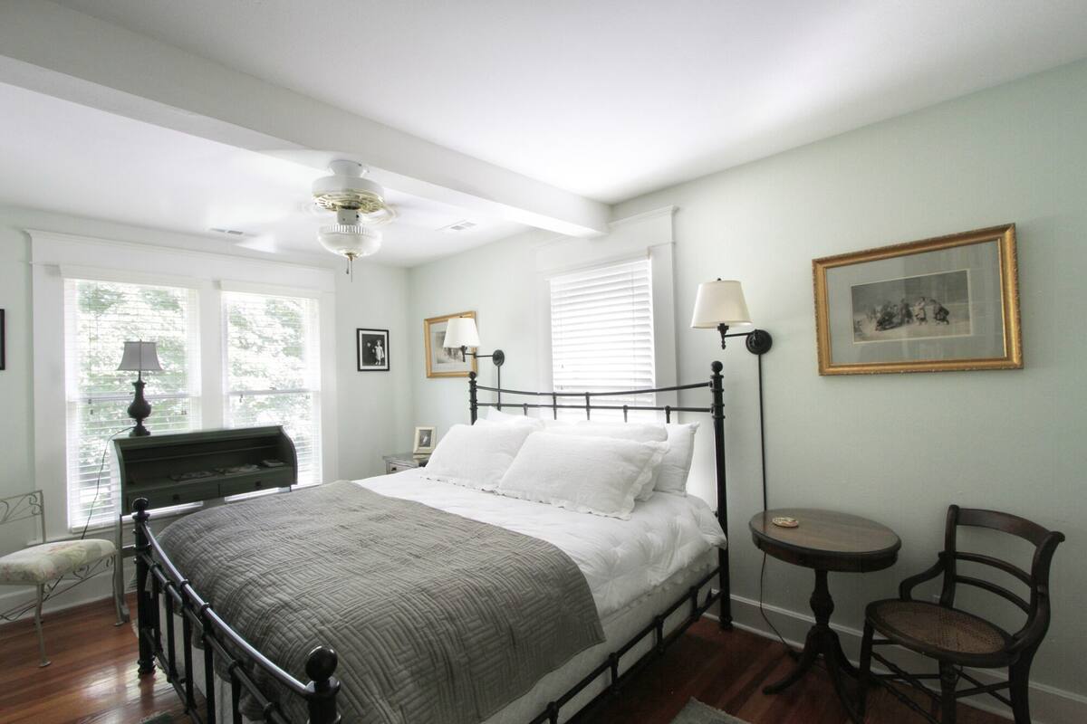 Single Room | Iron/ironing board, WiFi (free), bed sheets