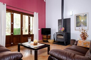 Een televisie en een tafeltennistafel