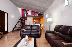 Een televisie en een tafeltennistafel