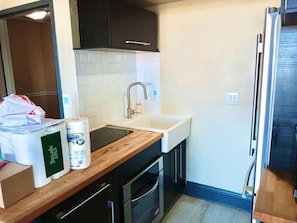 Frigorífico, microondas, horno y placa de cocina