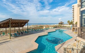 Een buitenzwembad, een verwarmd zwembad