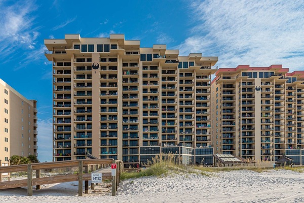 Pheonix I Building: Short walk to the sandy white beach