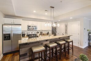 Een koelkast, een microgolfoven, een oven, een kookplaat