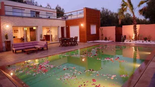 A modern house with a swimming pool, outdoor seating, and a balcony. - private Villa Marrakech : Villa nahellan (Marrakech)