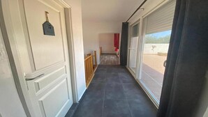A narrow hallway with a sliding glass door leading to an outdoor area. - private Villa Marrakech : Villa nahellan (Marrakech)