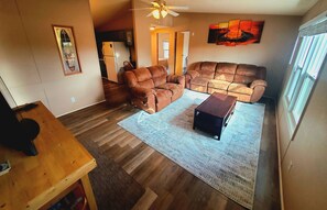 Smart TV, Netflix, streaming services - Grand Canyon - Pinion Pine Getaway - Fenced Acre & Mountain Views! (Williams)