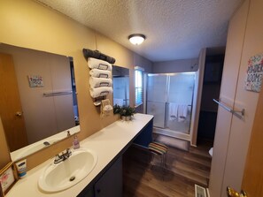 Combined shower/bathtub, hair dryer, towels, soap - Grand Canyon - Pinion Pine Getaway - Fenced Acre & Mountain Views! (Williams)