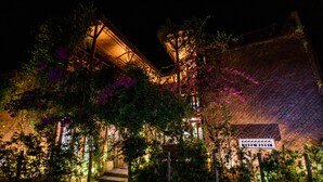 A traditional building with a sign reading "Yaka Maori" at night, surrounded by lush greenery and purple flowers. - Haka Maori Jericoacoara (Jijoca de Jericoacoara)